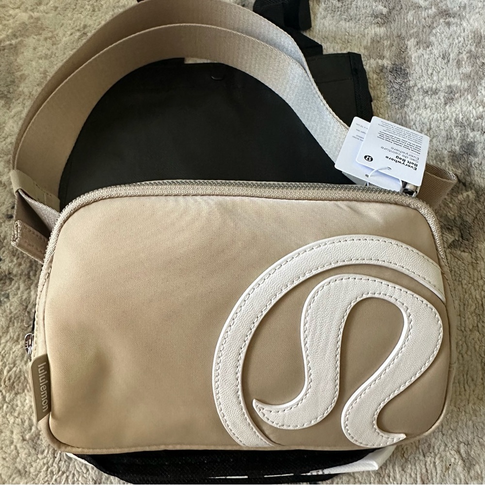 NWT LULULEMON Everywhere belt bag trench white opal